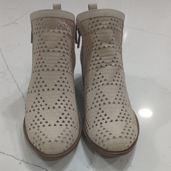 Lucky Brand Perforated Tan Ankle Booties Leather Sz8 Gentle Used - Picture 2 of 10